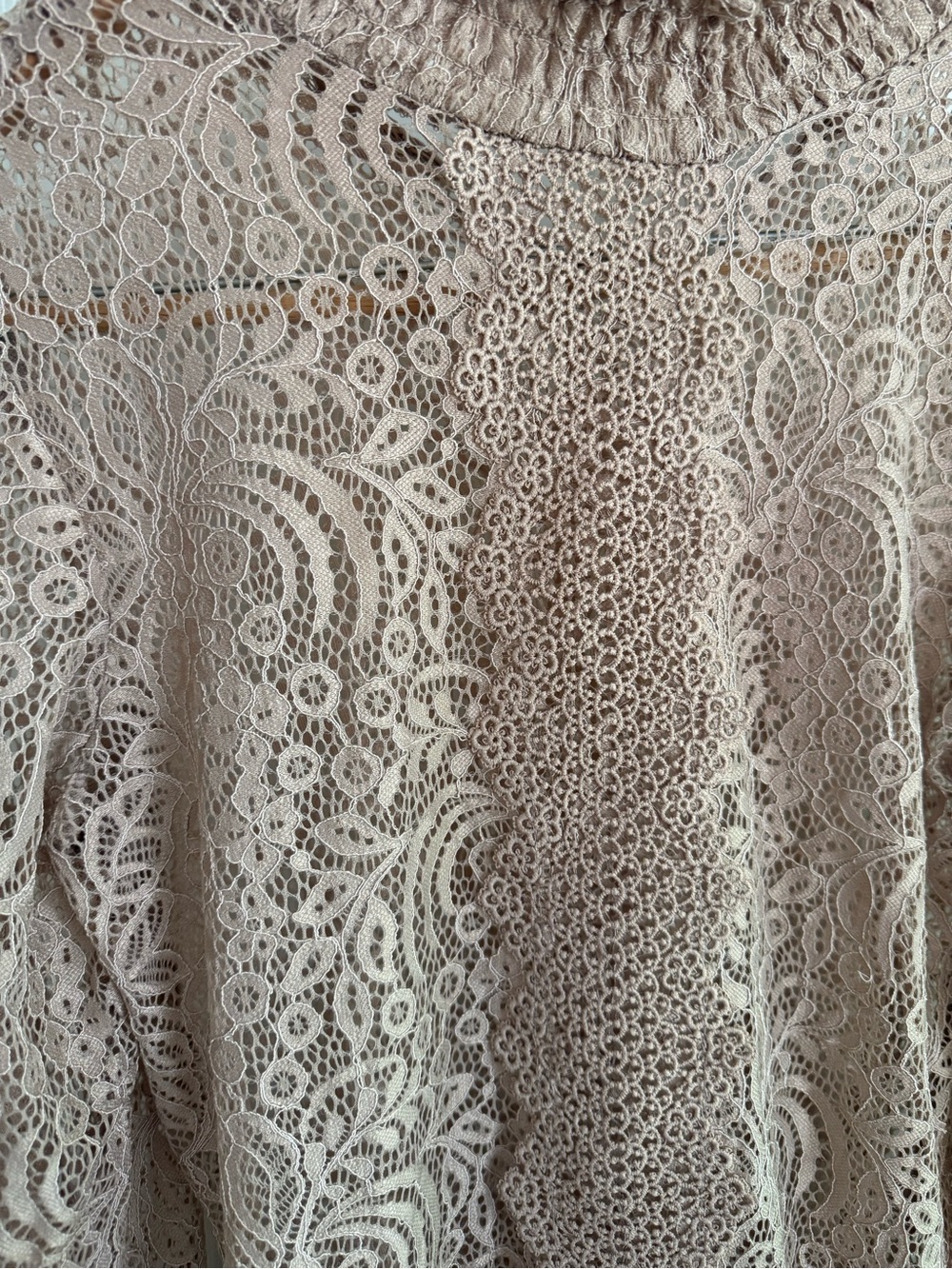 Cable & Gauge Lace Long-Sleeve Shirt Size M Mock Neck Top in Taupe - Picture 2 of 4